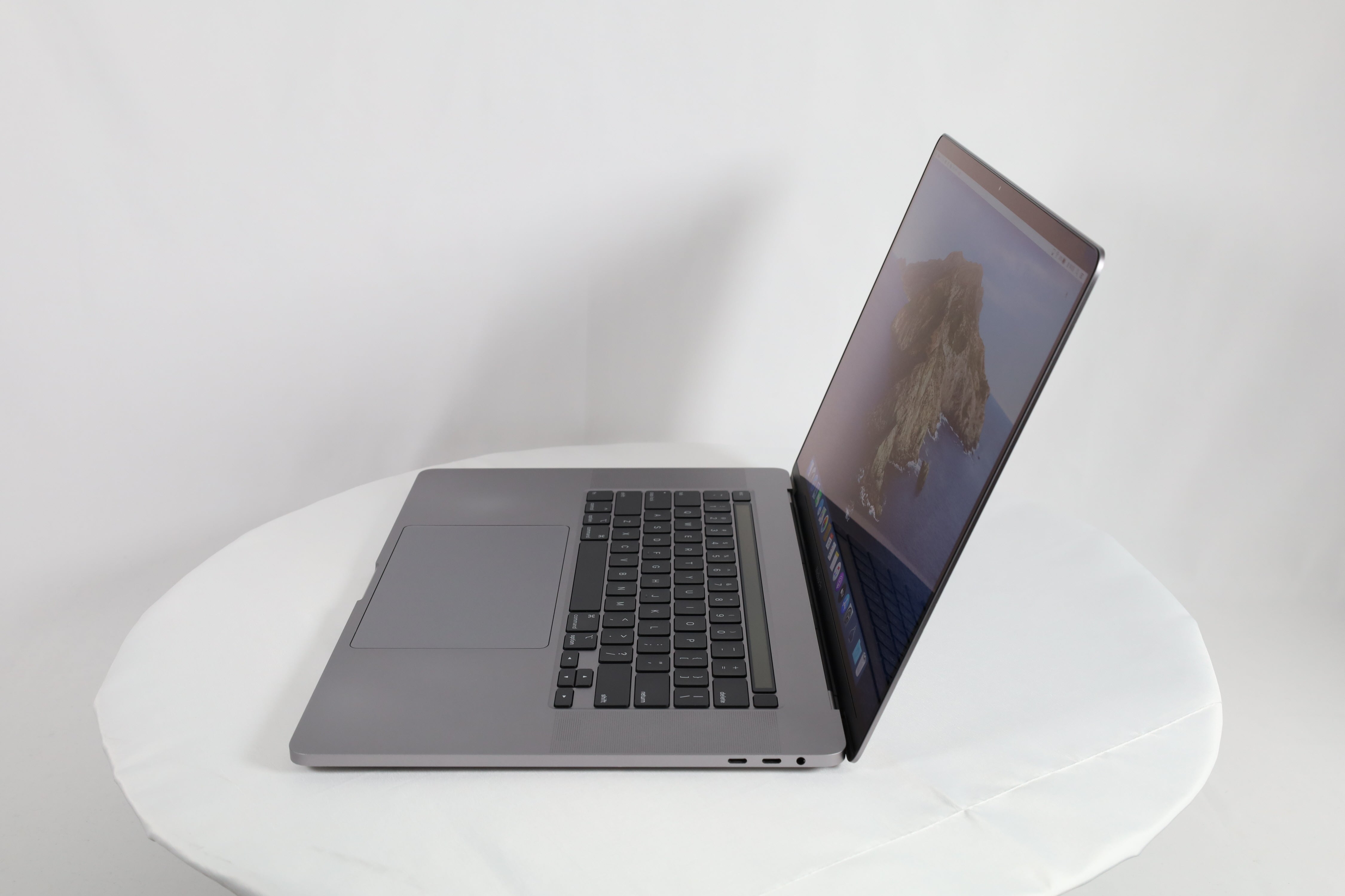 【Cランク】【中古】MacBook Pro (16-inch, 2019) スペースグレイ USキーボード